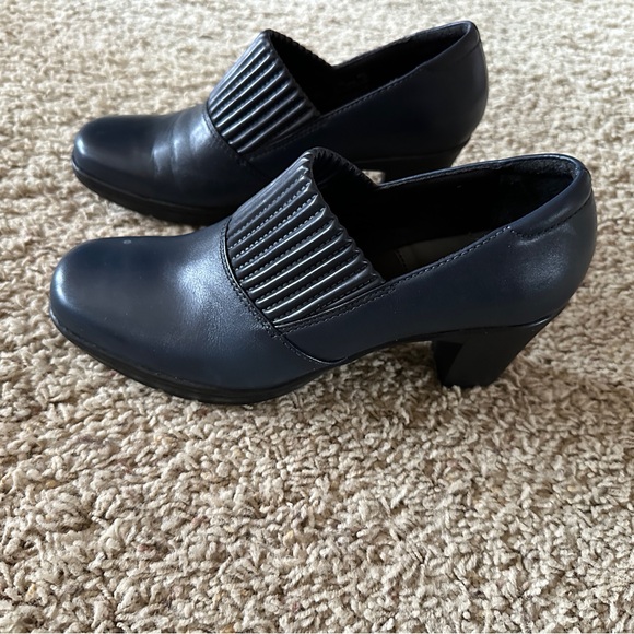 Clarks Shoes - Clark’s Ladies Navy Shoes Size 7.5 Like new